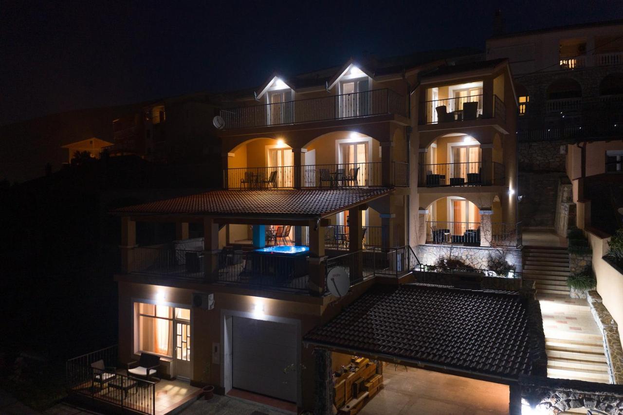 Seabreeze Apartments with Shared Jacuzzi - B&B Senj
