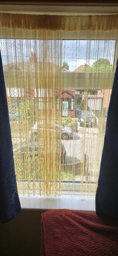 Single Sunny Stretford Room - B&B