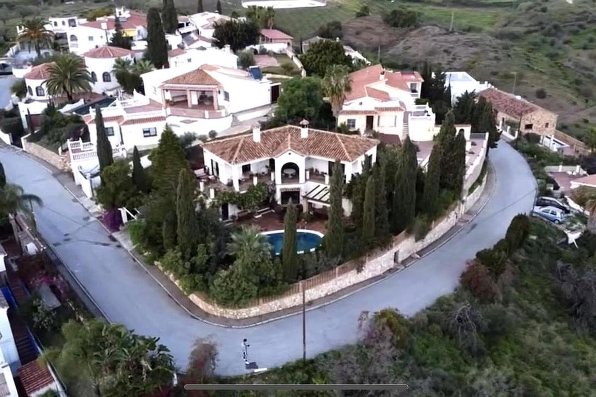Villa in Benajarafe Alto with Sea Views and Private Pool - B&B