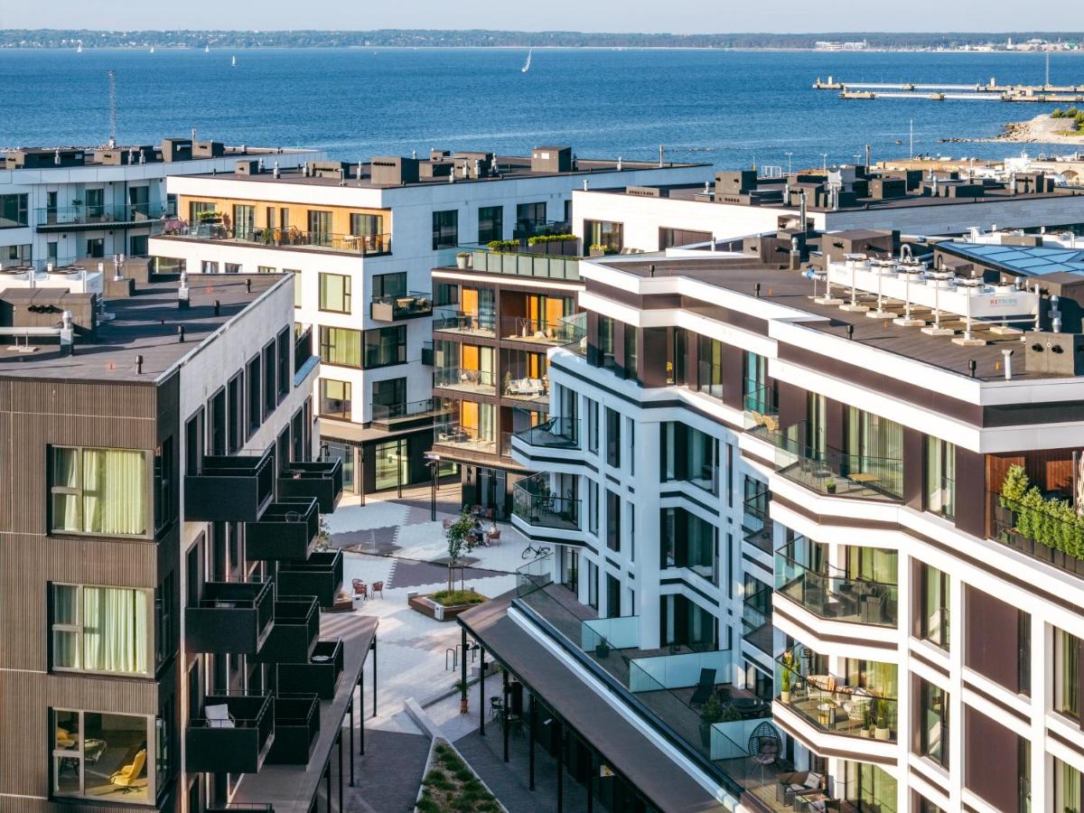 Stylish Waterfront stay with Lounge Terrace & Sauna - B&B Tallin
