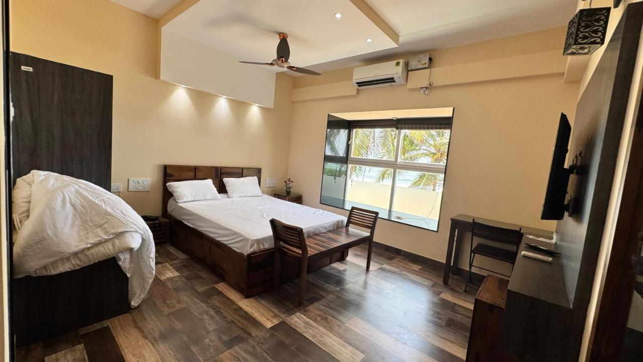 Zimmer mit Kingsize-Bett und Meerblick