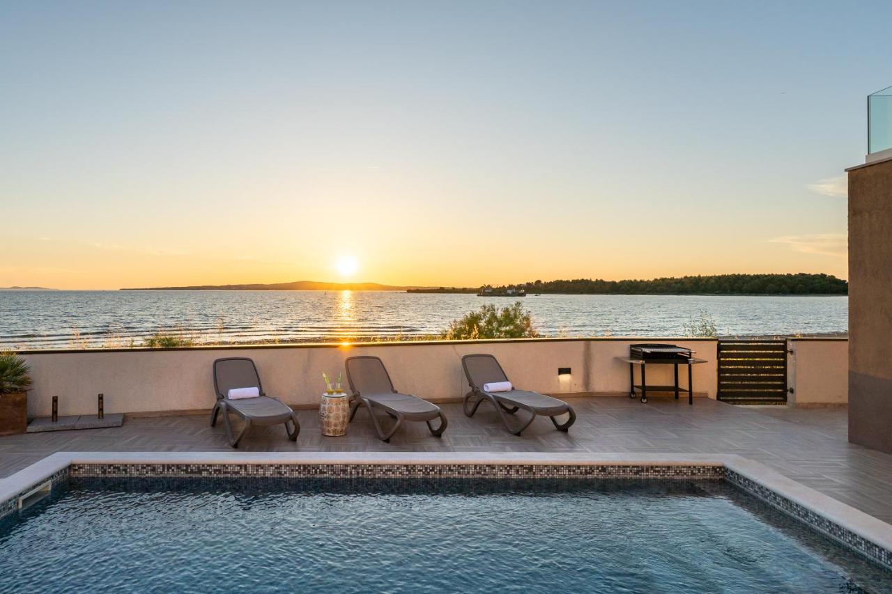 Sea Gem - beachfront villa with heated pool, Privlaka - B&B