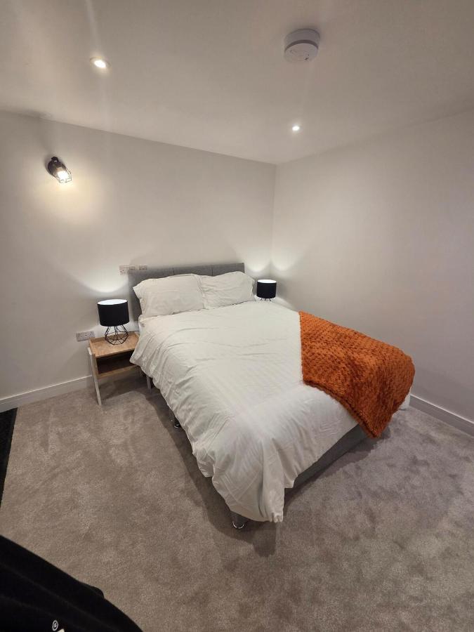 Courtyard High Spec Apartment in Town Centre - Bed and Breakfast Blackburn