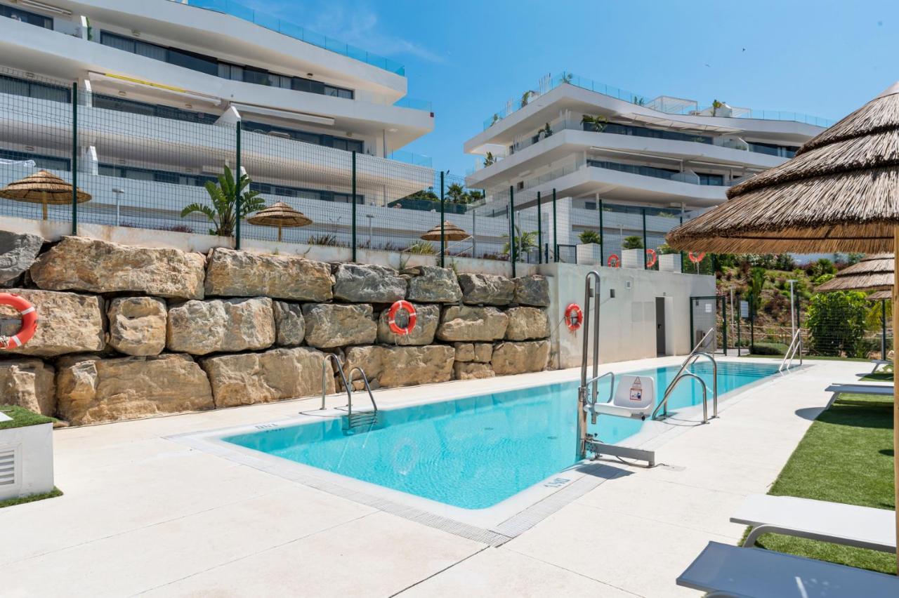 Estepona Beach Getaway 2BR Apartment w Sea View - Bed and Breakfast Estepona