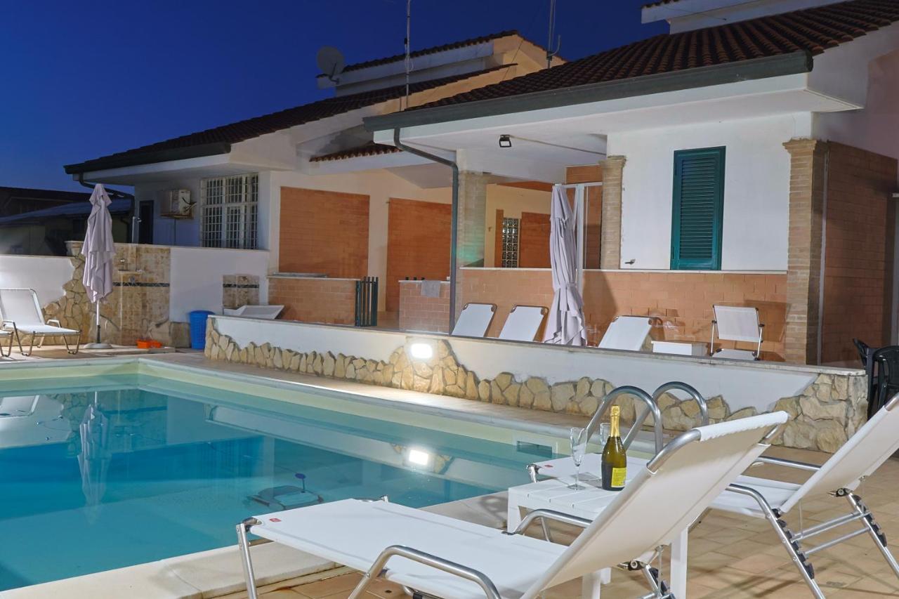 Villa Lella - Pantheon basement apartment, shared swimming pool 5 minutes from the sea, suitable for families or groups for complete relaxation - Chambres d'hôtes Ardea