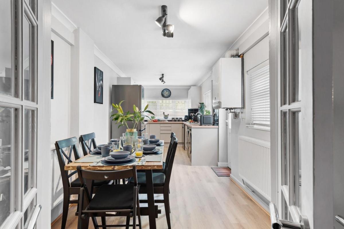 4 Bed Home 2 bathrooms, on street parking - B&B Swansea