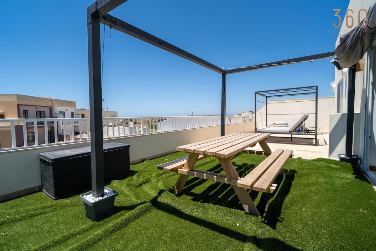 2BR Penthouse with Huge Terrace in peaceful Gozo by 360 Estates - Chambres d’hôtes Ta' Sannat