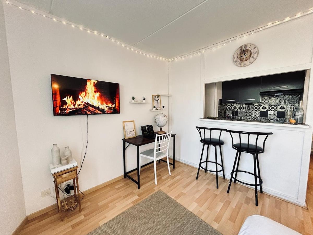 Bruyant studio proche centre, terrasse et parking - B&B