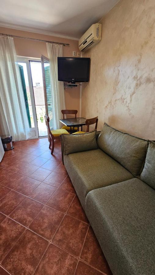 Apartamento de 1 dormitorio con terraza y vistas al mar
