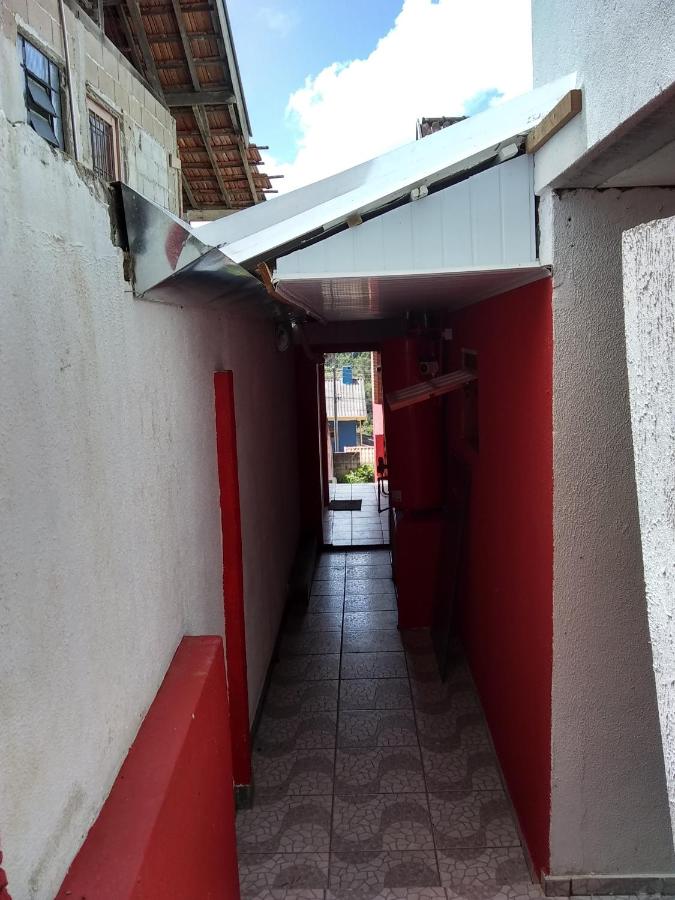 Parque das Cerejeiras-acomodações básicas para até 4 pessoas-fundos - B&B Campos do Jordão