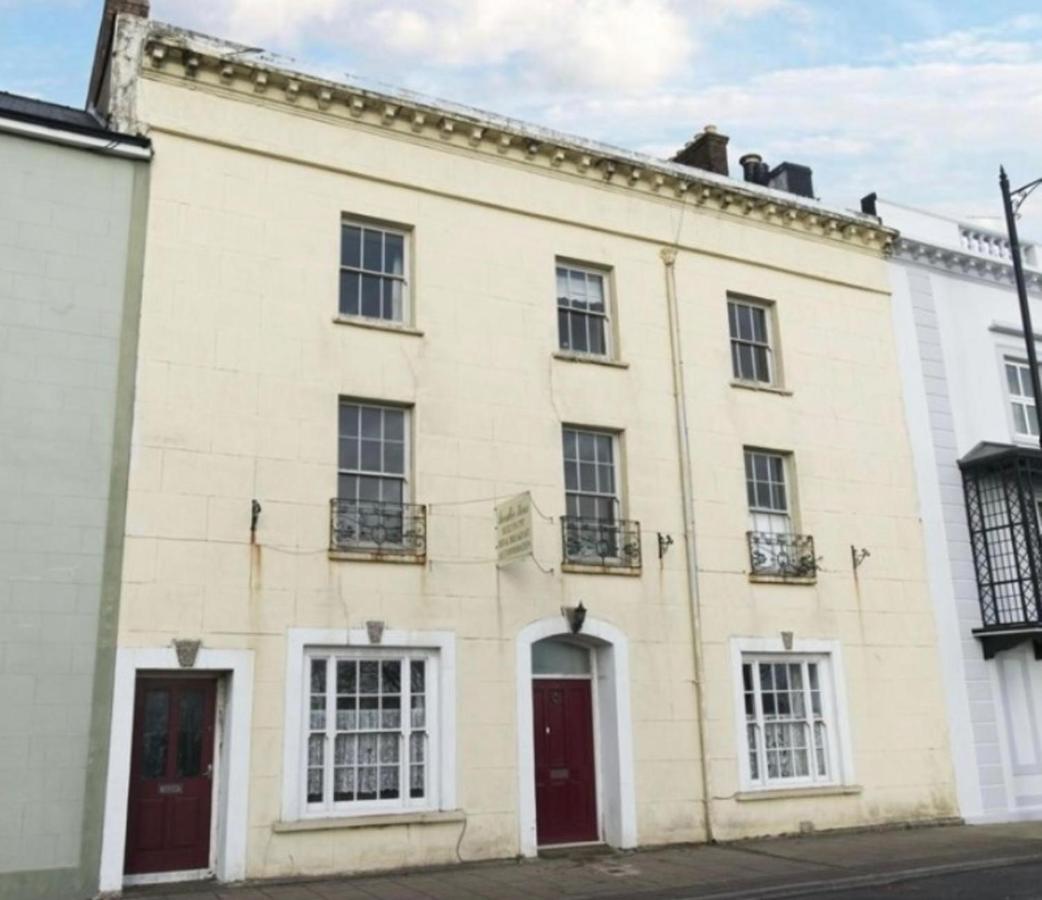 Spacious 6 bedroom retreat in Milford Haven - B&B