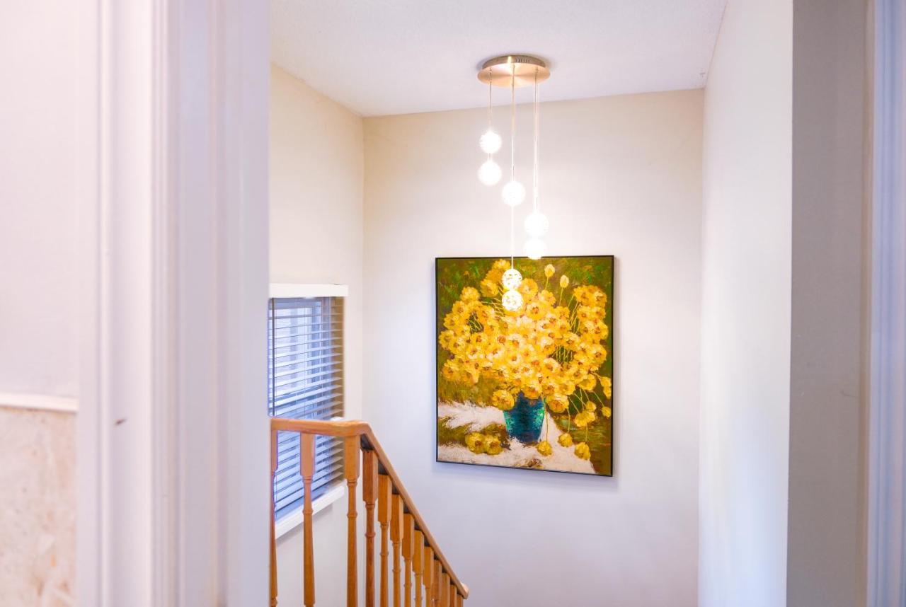 House in Ajax - B&B