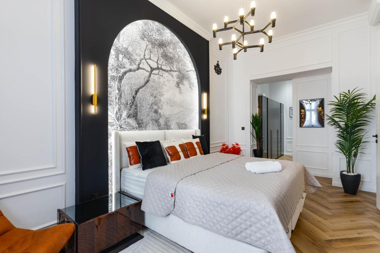 Luxurious & High-End Living Steps from Historic Landmarks - B&B Budapest