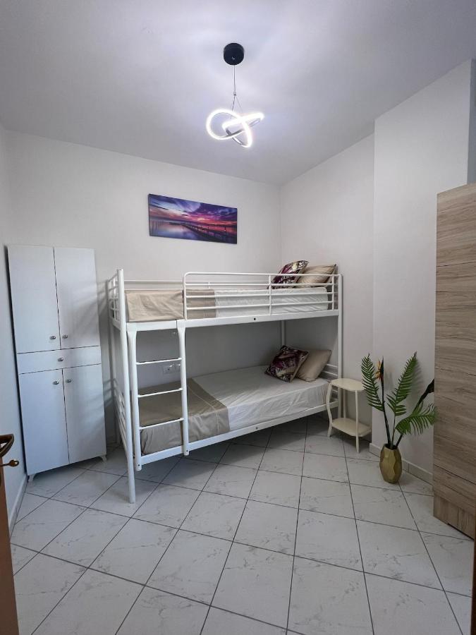 Golden Coast Hideout Flat - Bed and Breakfast Vlorë