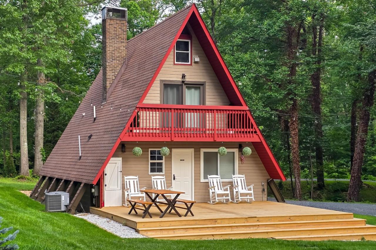 Hot Tub, Fire Pit and Patio A-Frame Stafford Cabin - B&B Stafford