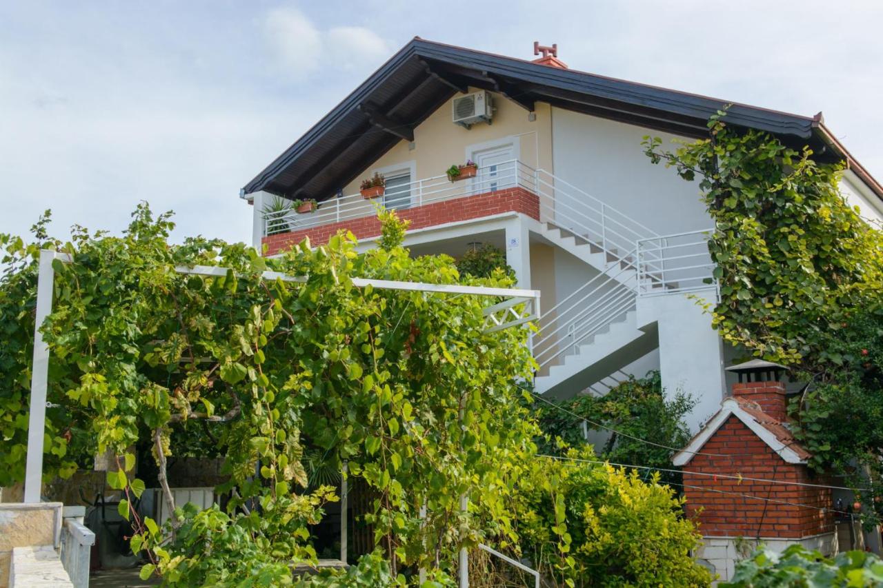 Apartman Lorena - with sea view near Old Town - B&B Traù