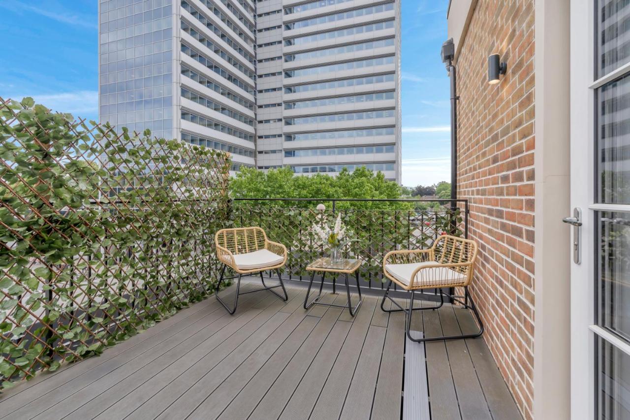 Modern Cosy 2 bed apartment, Smart TV & NETFLIX with private balcony and city view - B&B London