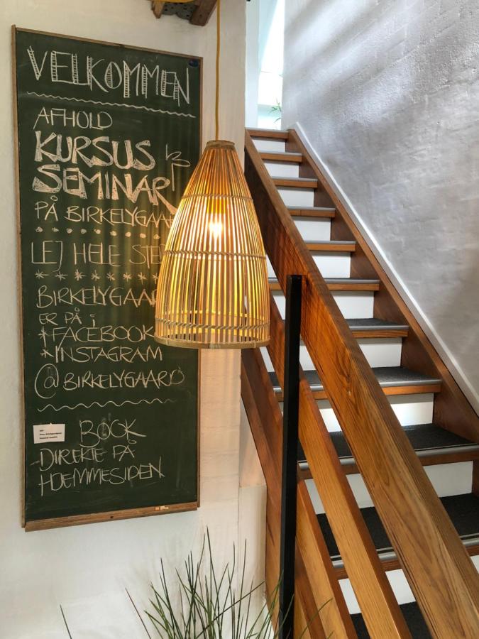 Tweepersoonskamer met 2 Aparte Bedden en Gedeelde Badkamer