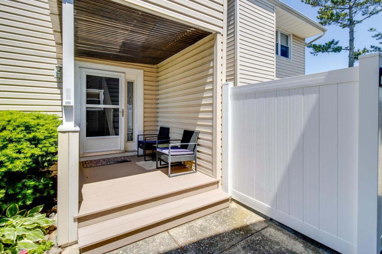 Walk to Brigantine Beach Condo with Furnished Patio - Chambres d’hôtes Brigantine