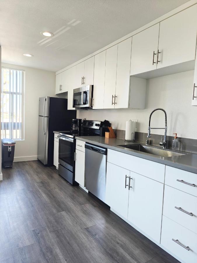 Skyline Escape 1-Bedroom with Balcony and Roof-Top Pool - Chambres d'hôtes Los Angeles