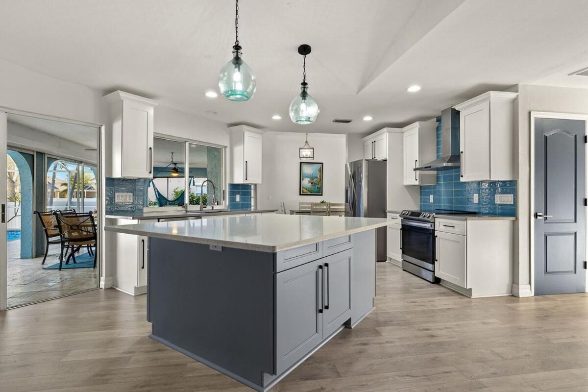 LUXURIOUS Large Open Ocean Blue Pool Vacation Home - B&B