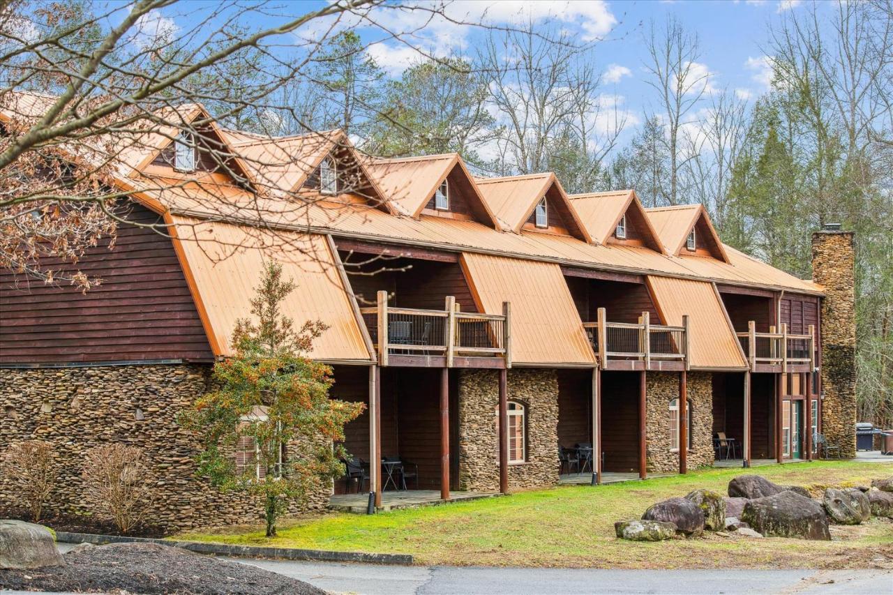 Beautiful Lofted Condo, Centrally Located - B&B Gatlinburg
