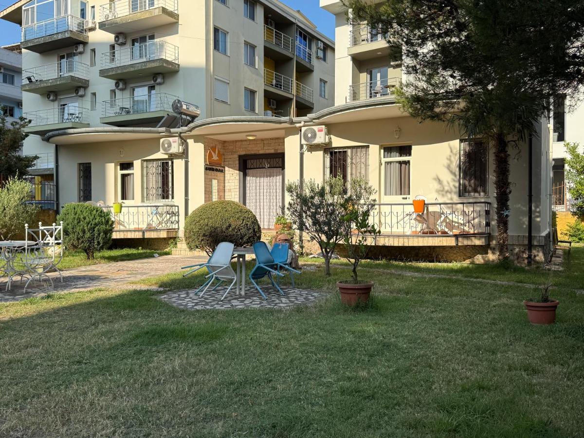 Guroal Holiday House - Bed and Breakfast Shëngjin