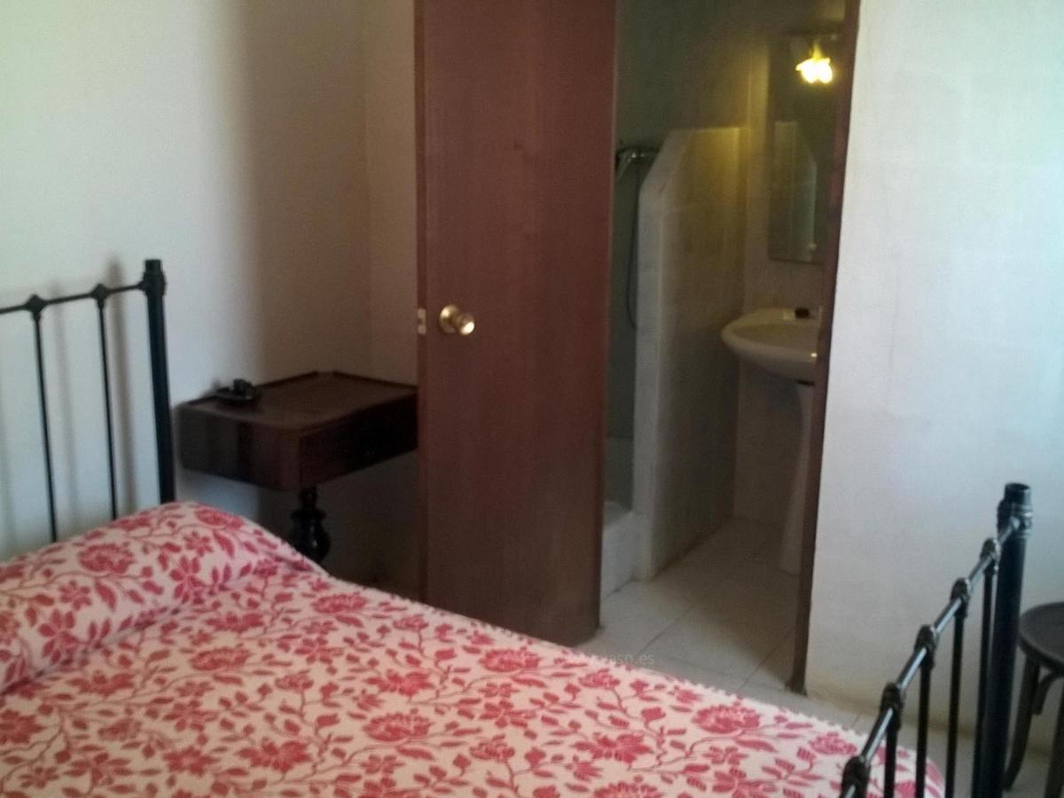 Habitación con cama grande