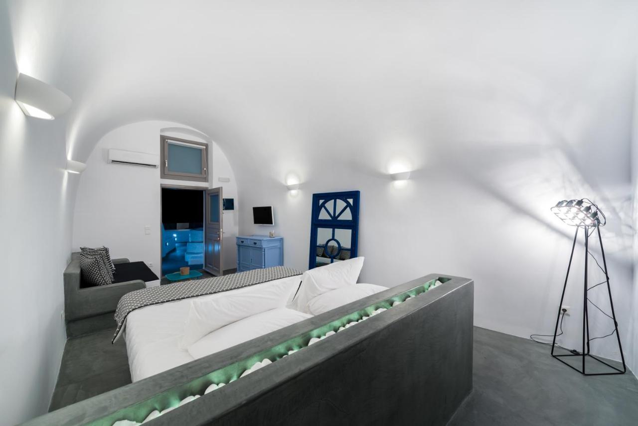 Superior suite with a private jacuzzi & caldera view