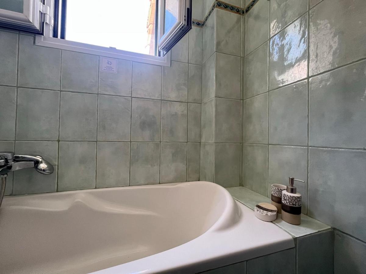 Beachfront Villa with Garden - Valentine Corfu - Bed and Breakfast Mesongí