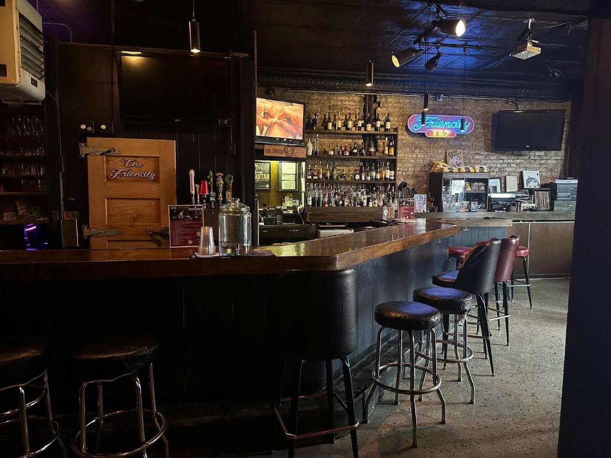 Friendly Songbird Suite - B&B Berwyn