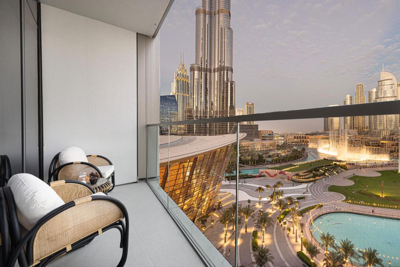 2BR Walk to Burj Mall & Opera Pool View - Bed and Breakfast Dubai