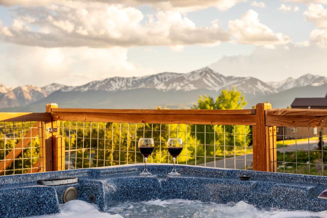 The Hilltop Haven w Hot Tub and The Best Views - B&B