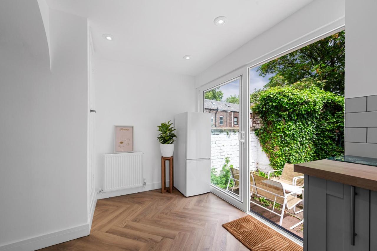 Your Whitefield Escape - Cozy 2BR, High-speed WiFi & Parking - B&B