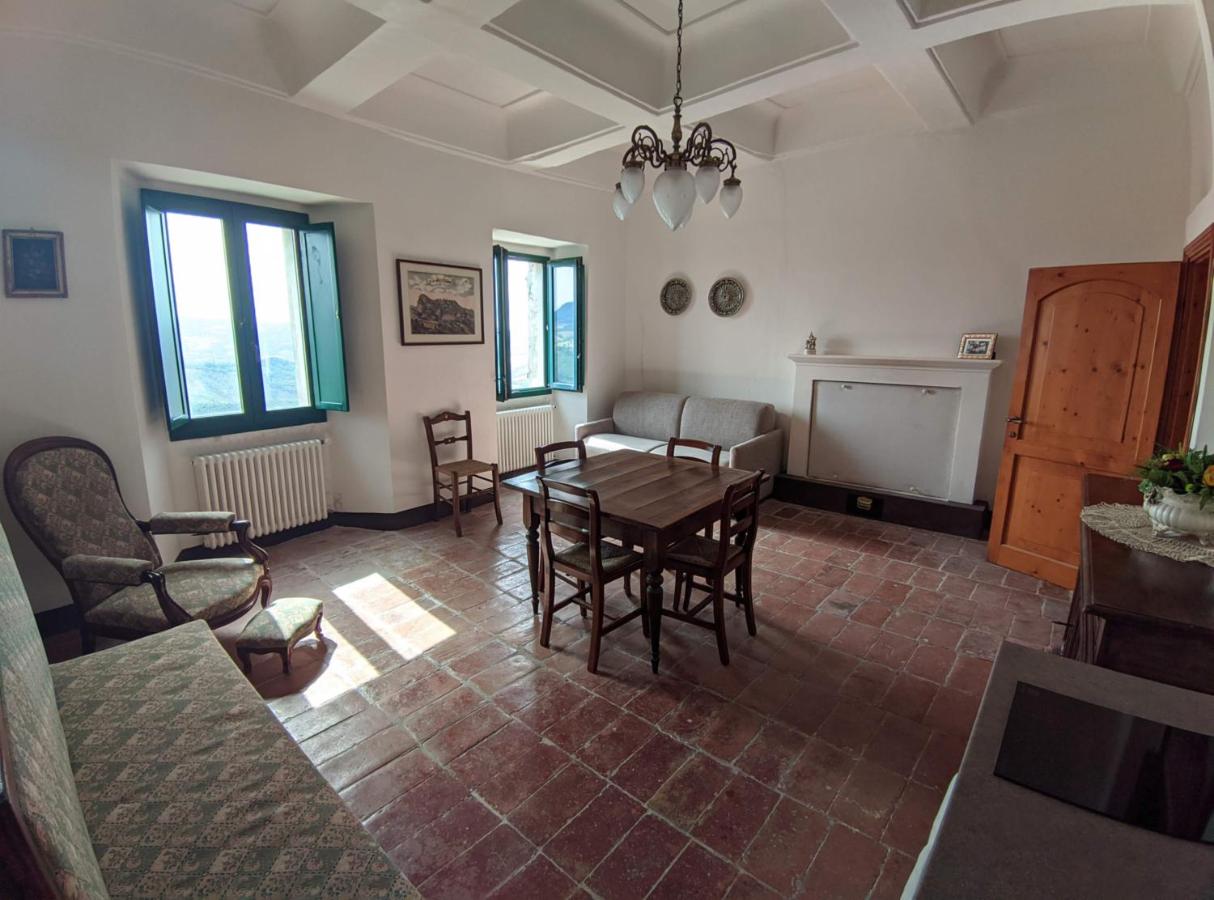 Giardino in piazza, casa in pietra a San Leo - Bed and Breakfast San Leo
