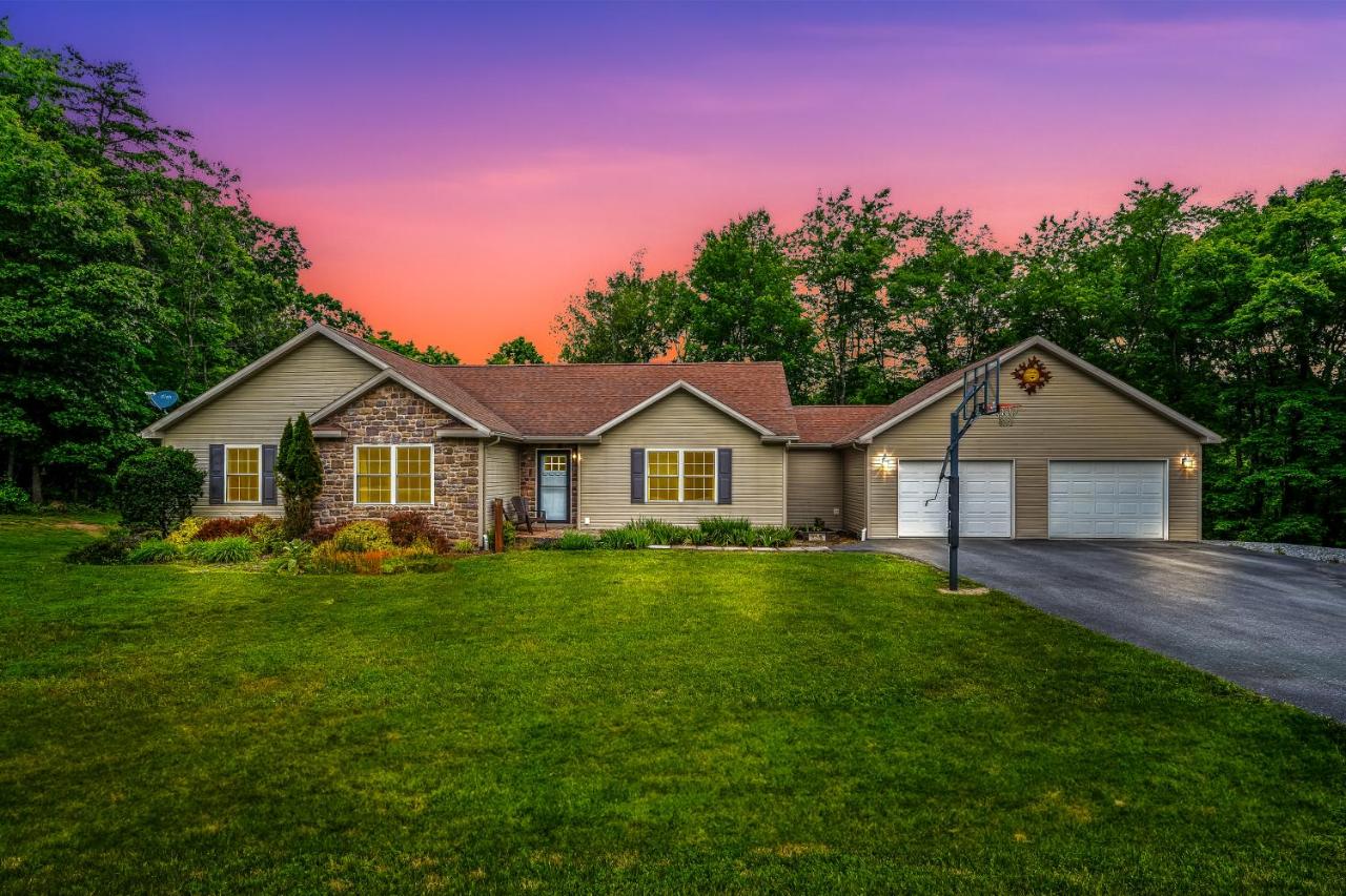 Otter Manor - Wifi - Fire Pit - Gameroom- Grill - Private Trail - Bed and Breakfast Berkeley Springs