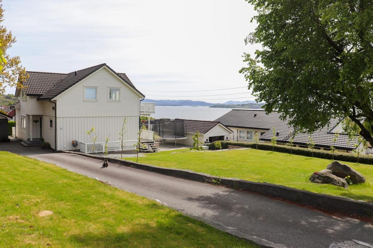 Modern and spacious apartment close to Preikestolen - B&B Strand