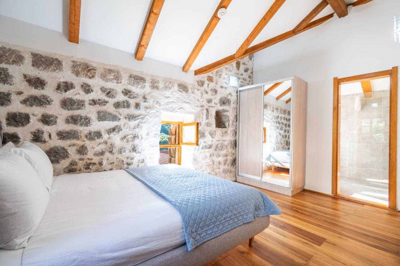 Deluxe Double Room with Side Sea View