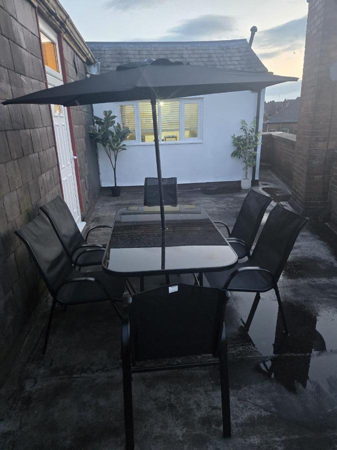 Charming Wolverhampton Apartment with Private Entrance - B&B