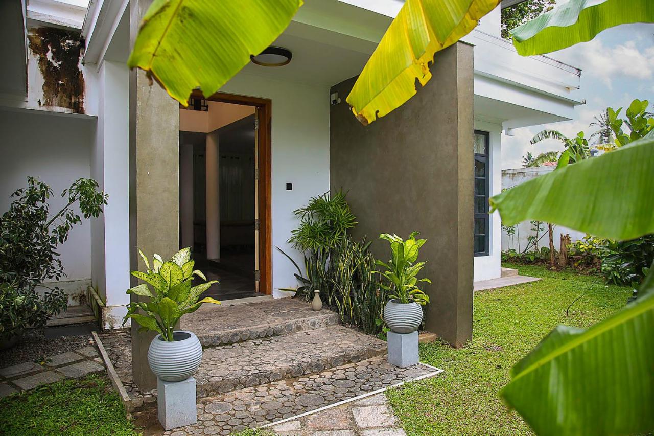 The Heaven's Villa - 15 Min from BIA Airport - B&B Ja Ela