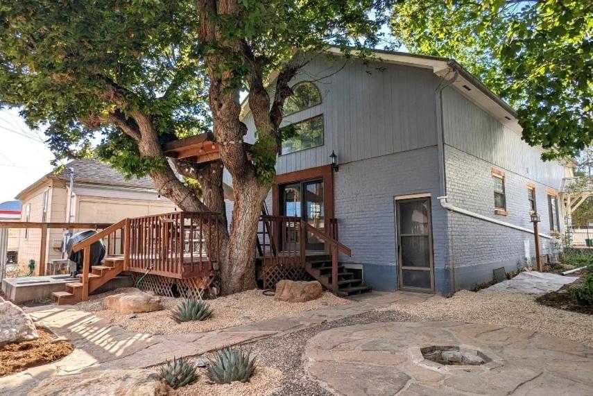 Mountain Jungalow Chalet, 3 min walk to Royal Gorge Train - B&B