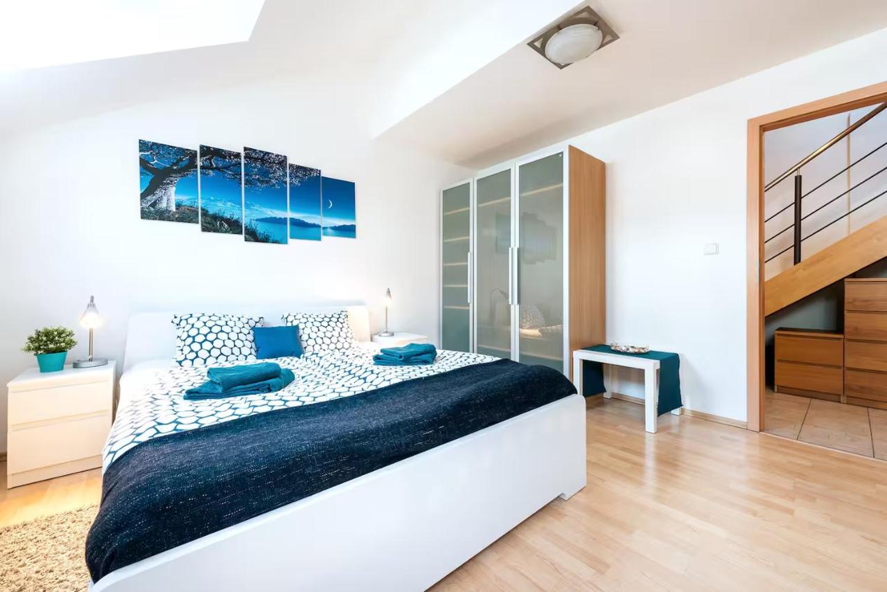 Duplex City-Centre Apartment with a Sunny Terrace - B&B Prague