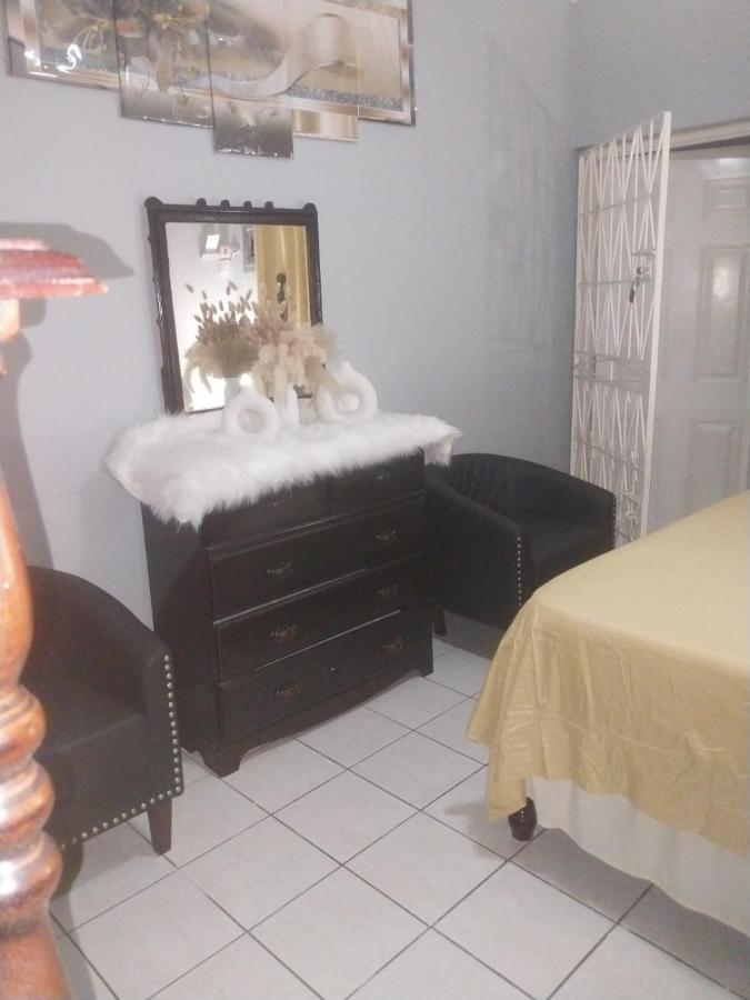 Snuggled Oasis Studio - Ferienwohnung Portmore