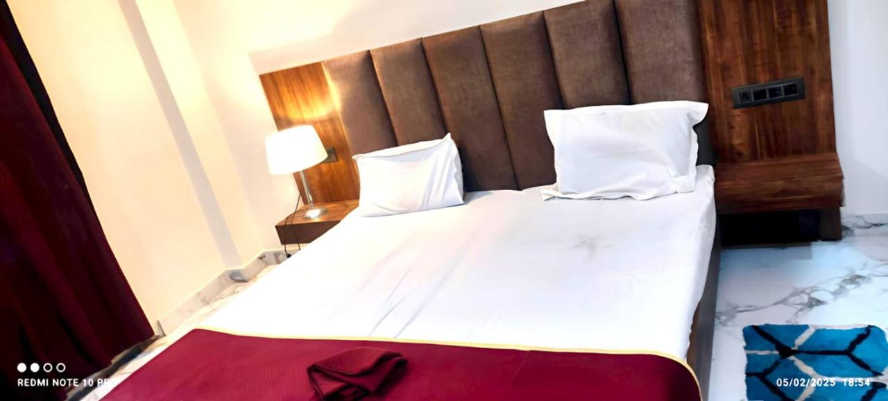 Deluxe Double Room (2 Adults + 1 Child)