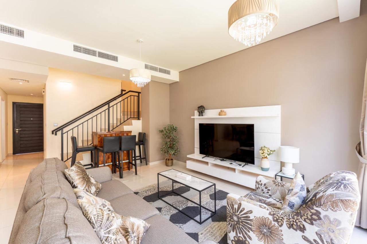 Serene 3BR Villa with Private Backyard in DAMAC Hills 2 by Bhavan Vacation Homes - B&B Dubái