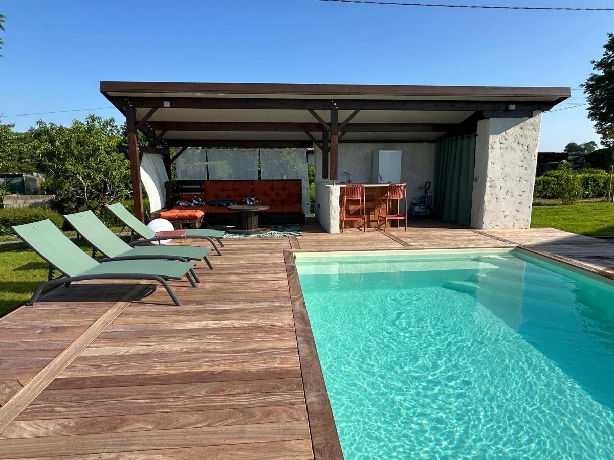 Zimmer mit Kingsize-Bett und Poolblick