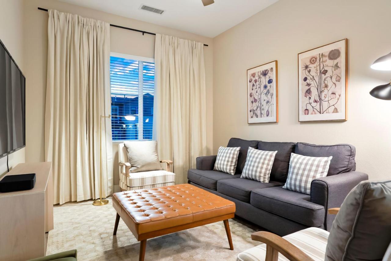Unbeatable Location Golden Condo - Walk Everywhere - B&B