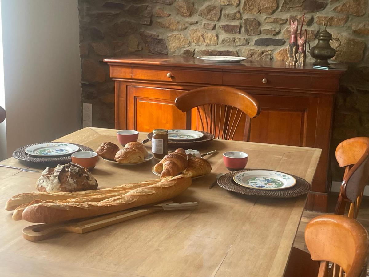 Parenthèse à la Maison de l'Ecrivain entre nature et petit déjeuner festin - B&B Servon
