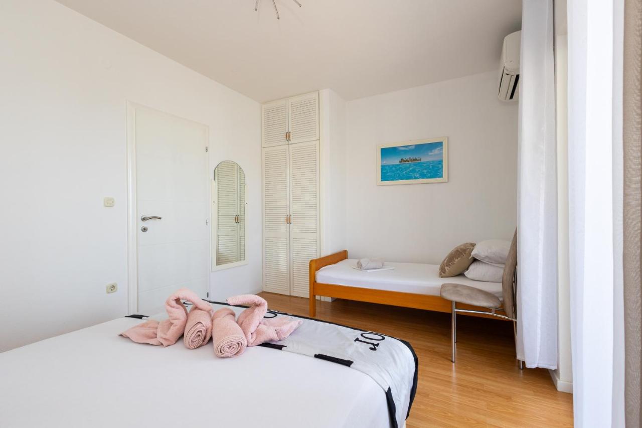 One-Bedroom Apartment with Balcony and Sea View (3+1) Nr.2