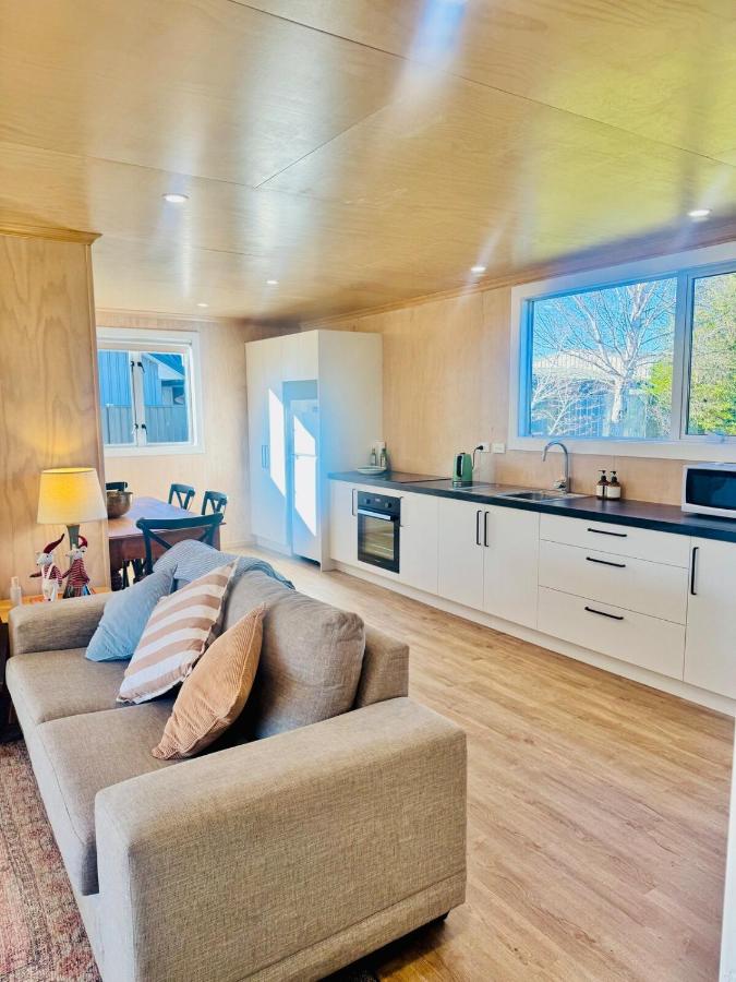 Classic Kiwi bach by the lake - B&B Te Anau